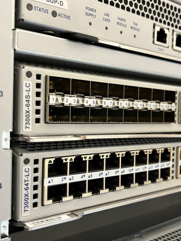 Arista DCS-7304 includes 2x or 3x 7300X-64S-LC - Image 8